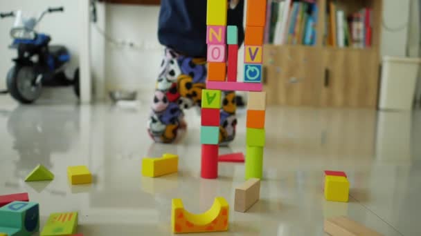 小男孩用许多五彩斑斓的木块建造了一座城市 为设计提供了创意玩具 — 图库视频影像