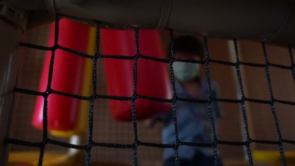 Мальчик Маске Наслаждается Игровой Площадкой Отеле Боксирует Сценой Медленного Движения — стоковое видео