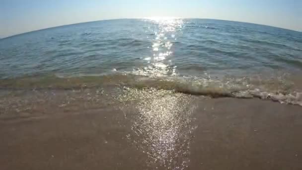 Морська Хвиля Піщаному Узбережжі Пляж Красивим Сонячним Світлом Блискуче День — стокове відео