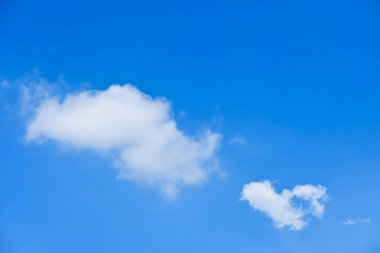 güzel mavi gökyüzü ve beyaz kabarık bulutlar sabah güneş doğarken, doğal arka plan