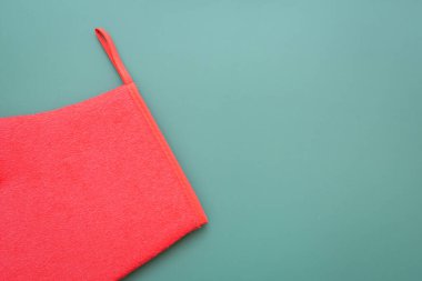 Yeşil arka planda kırmızı yün kış eldiveni, Noel süslemesi