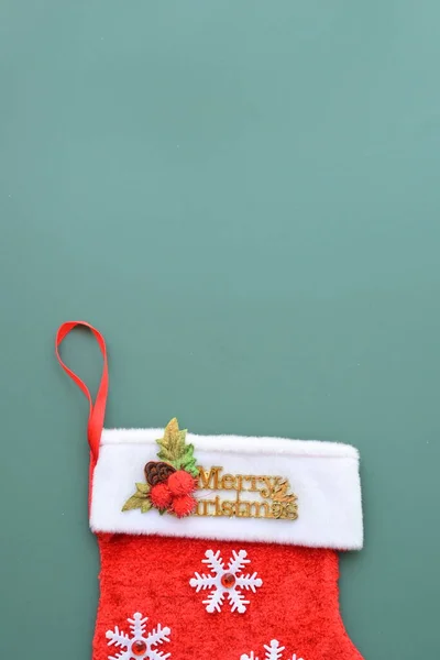 Chaussette Hiver Laine Rouge Sur Fond Vert Décoration Noël Photos De Stock Libres De Droits