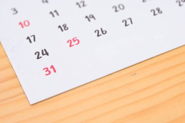 25 ve 31 'in kırmızı sayısını geçen ayın beyaz takvimine yaz, konsept noel ve geri sayım