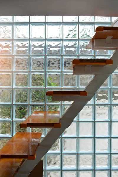 Cerrar Pared Bloque Vidrio Escalera Madera Con Fondo Luz Natural — Foto de Stock