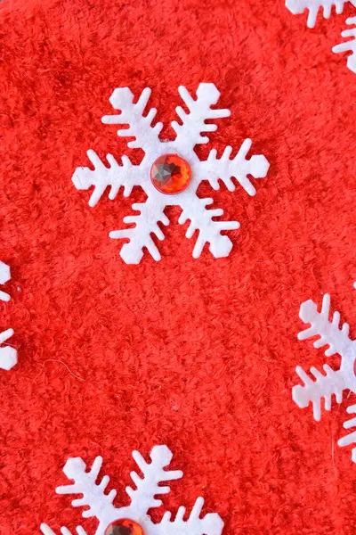 白い雪片 クリスマスの装飾が付いている赤いウールの織物の背景の質を閉めて下さい — ストック写真