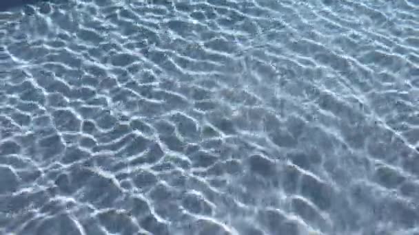 Falowanie Powierzchni Przezroczystej Niebieskiej Wody Basenie Zbliżenie Sceny Ruchu — Wideo stockowe