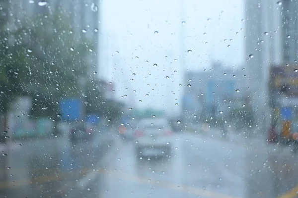 Ruch Autostradzie Samochodami Deszczowe Dni Rozmyte Tło — Zdjęcie stockowe