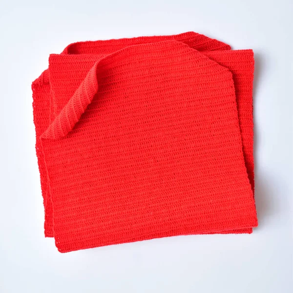 赤いウール編まれた糸の質 白い背景のウール生地 — ストック写真