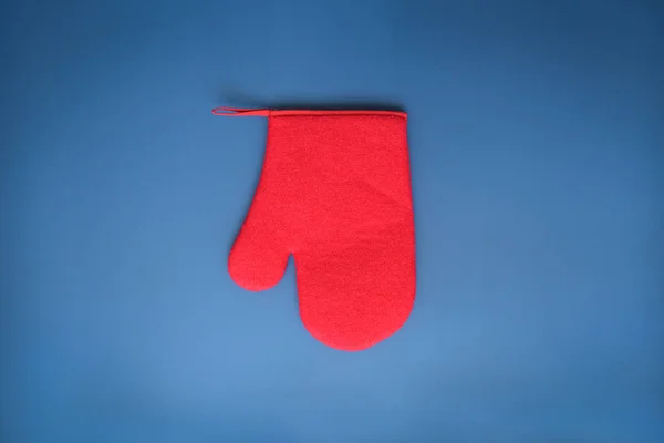 青い背景の赤いウールの冬の手袋 クリスマスの装飾 — ストック写真