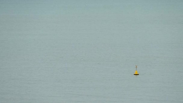 Gelbe Markierungsboje Schwimmt Auf Dem Wasser Szene Der Meereslandschaft — Stockvideo