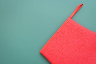 Yeşil arka planda kırmızı yün kış eldiveni, Noel süslemesi