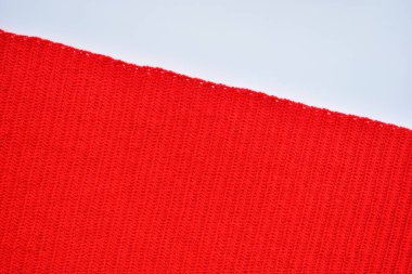 kırmızı yün örgü iplik dokusu, beyaz arkaplanda yün kumaş