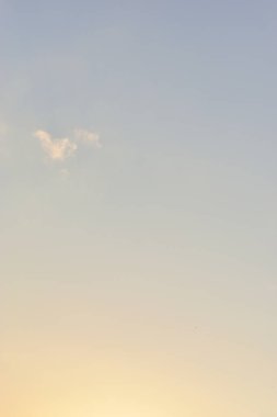 Güzel mavi gökyüzü ve bulutlar, altın ışıltılı gün doğumu, doğal arka plan