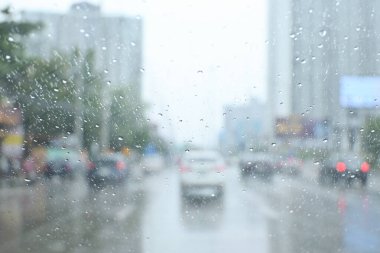 Yağmurlu bir günde otoyolda trafik, bulanık bir zemin