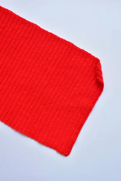 赤いウール編まれた糸の質 白い背景のウール生地 — ストック写真