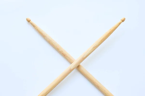 在白色背景上隔离的木制鼓棒 用于演奏鼓的物品 — 图库照片