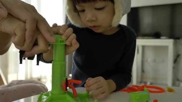 Malý Chlapec Nosí Klobouk Hraje Plastové Těsto Stavebnice Set Zpomalení — Stock video