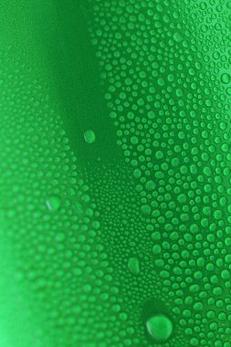 Yeşil içecek kutularının üzerine su damlası, soğuk alüminyum içecek paketi dokusu