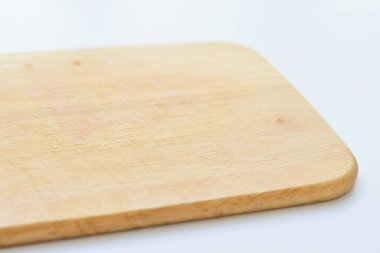 Tahta kesme tahtası beyaz arka planda izole edilmiş, kalas ahşap mutfak