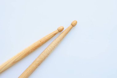 Beyaz arkaplanda izole edilmiş ahşap baget, davul çalmak için nesne