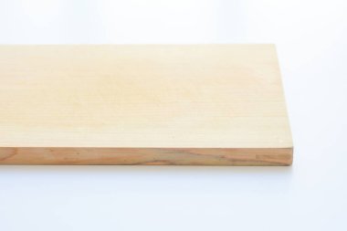 Tahta kesme tahtası beyaz arka planda izole edilmiş, kalas ahşap mutfak