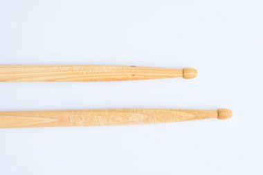 Beyaz arkaplanda izole edilmiş ahşap baget, davul çalmak için nesne