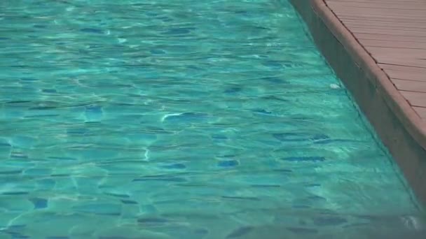 Dalgası Mavi Yüzme Havuzunda Yavaş Çekim Güzel Havuz Dokusu Arka — Stok video