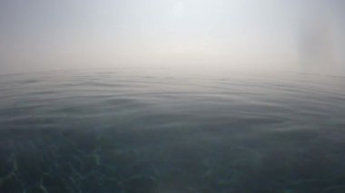 Yüzme havuzunda şeffaf mavi su yüzeyi mavi gökyüzü ve beyaz bulut, 4K hareket sahnesi