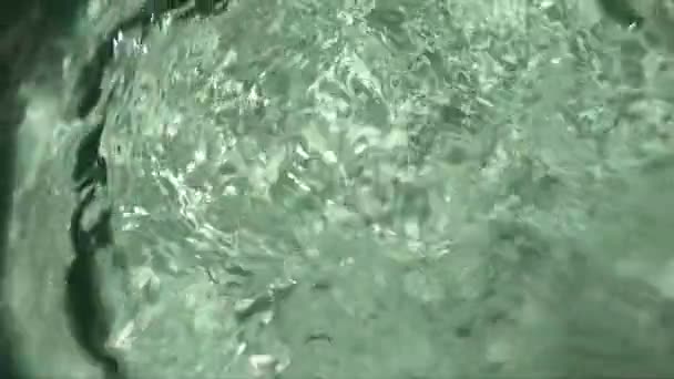 Yüzme Havuzunun Dalgaları Güneşin Işınları Yavaş Çekim Sahnesinden Geçiyor — Stok video