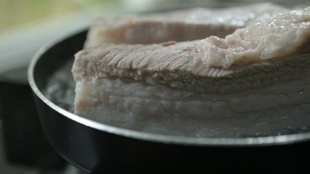 Ferver Água Com Bacon Panela Preta Kithchen Cena Câmera Lenta — Vídeo de Stock