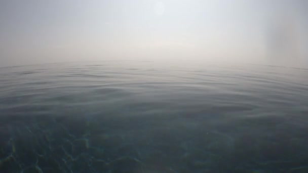 Powierzchnia Przezroczystej Błękitnej Wody Basenie Błękitnym Niebem Białą Chmurą Scena — Wideo stockowe