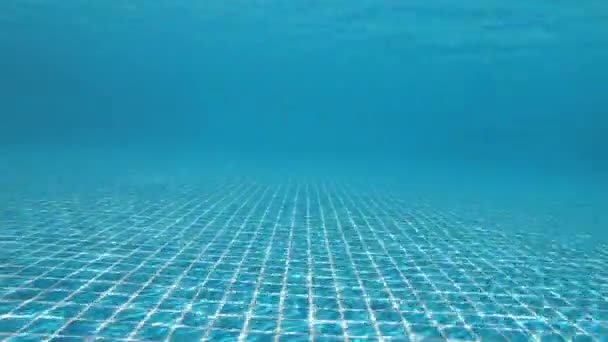 Yüzme Havuzunun Sualtı Görüntüsü Güneş Işınları Suyun Içinden Geçiyor — Stok video