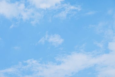 Güzel mavi gökyüzü ve beyaz kabarık bulut Sabah güneş doğuyor, doğal arkaplan