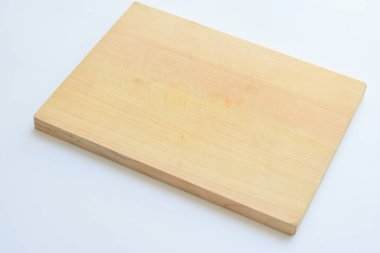 Tahta kesme tahtası beyaz arka planda izole edilmiş, kalas ahşap mutfak