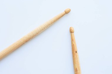 Beyaz arkaplanda izole edilmiş ahşap baget, davul çalmak için nesne
