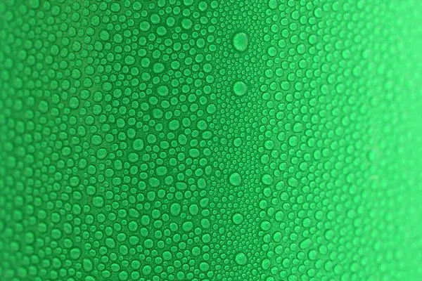 绿色饮料罐的水滴背景 冷铝包的质感 — 图库照片