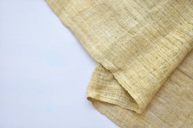 Yırtık çuval bezi beyaz arkaplanda izole edilmiş, çuval bezi deseni tasarım için