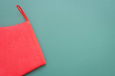 Yeşil arka planda kırmızı yün kış eldiveni, Noel süslemesi