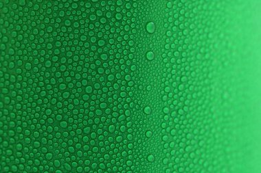 Yeşil içecek kutularının üzerine su damlası, soğuk alüminyum paketi dokusu