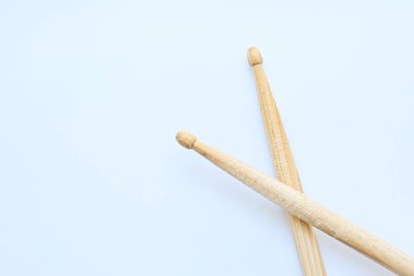 Beyaz arkaplanda izole edilmiş ahşap baget, davul çalmak için nesne