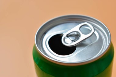 Turuncu arka planda alüminyum yeşil içecek kutuları, açık soğuk taze içecek