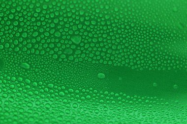 Yeşil içecek kutularının üzerine su damlası, soğuk alüminyum içecek paketi dokusu