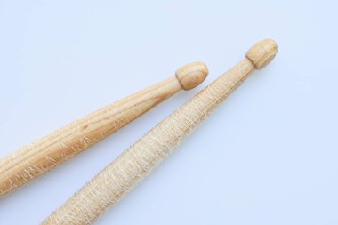 Beyaz arkaplanda izole edilmiş ahşap baget, davul çalmak için nesne