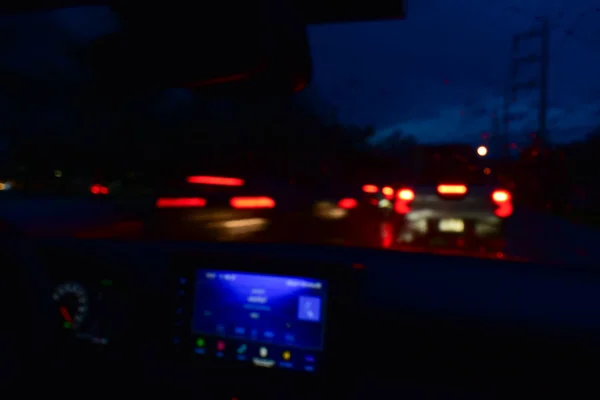 夜の事故で道路上の車のライト 雨の日のぼやけた背景 — ストック写真