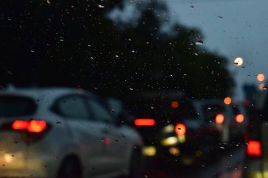 Gece yolda trafik sıkışıklığı, yağmurlu arka plan çözülmüş