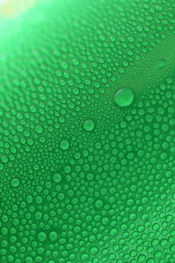 Yeşil içecek kutularının üzerine su damlası, soğuk alüminyum içecek paketi dokusu