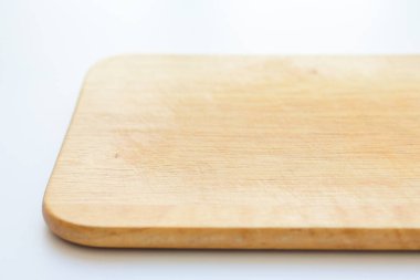 Tahta kesme tahtası beyaz arka planda izole edilmiş, kalas ahşap mutfak