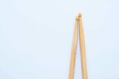 Beyaz arkaplanda izole edilmiş ahşap baget, davul çalmak için nesne