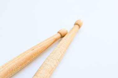 Beyaz arkaplanda izole edilmiş ahşap baget, davul çalmak için nesne
