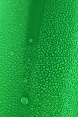 Yeşil içecek kutularının üzerine su damlası, soğuk alüminyum içecek paketi dokusu